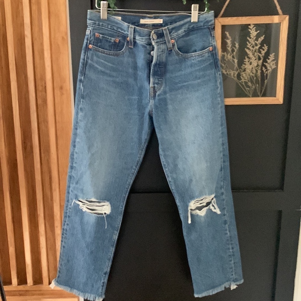 Levis Wedgie Straight Leg Distressed Jeans. Size 26X26
